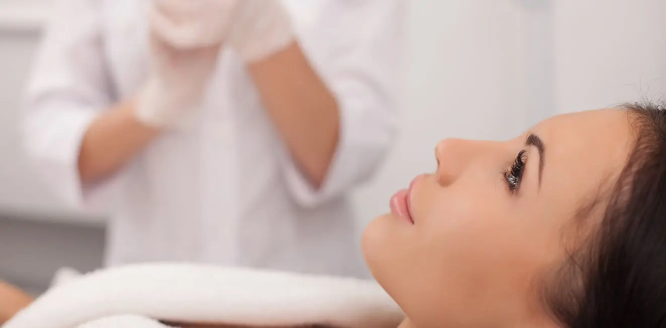 Professional expert beautician is serving her patient Netzwerkpartner Baby 4D in Erfurt